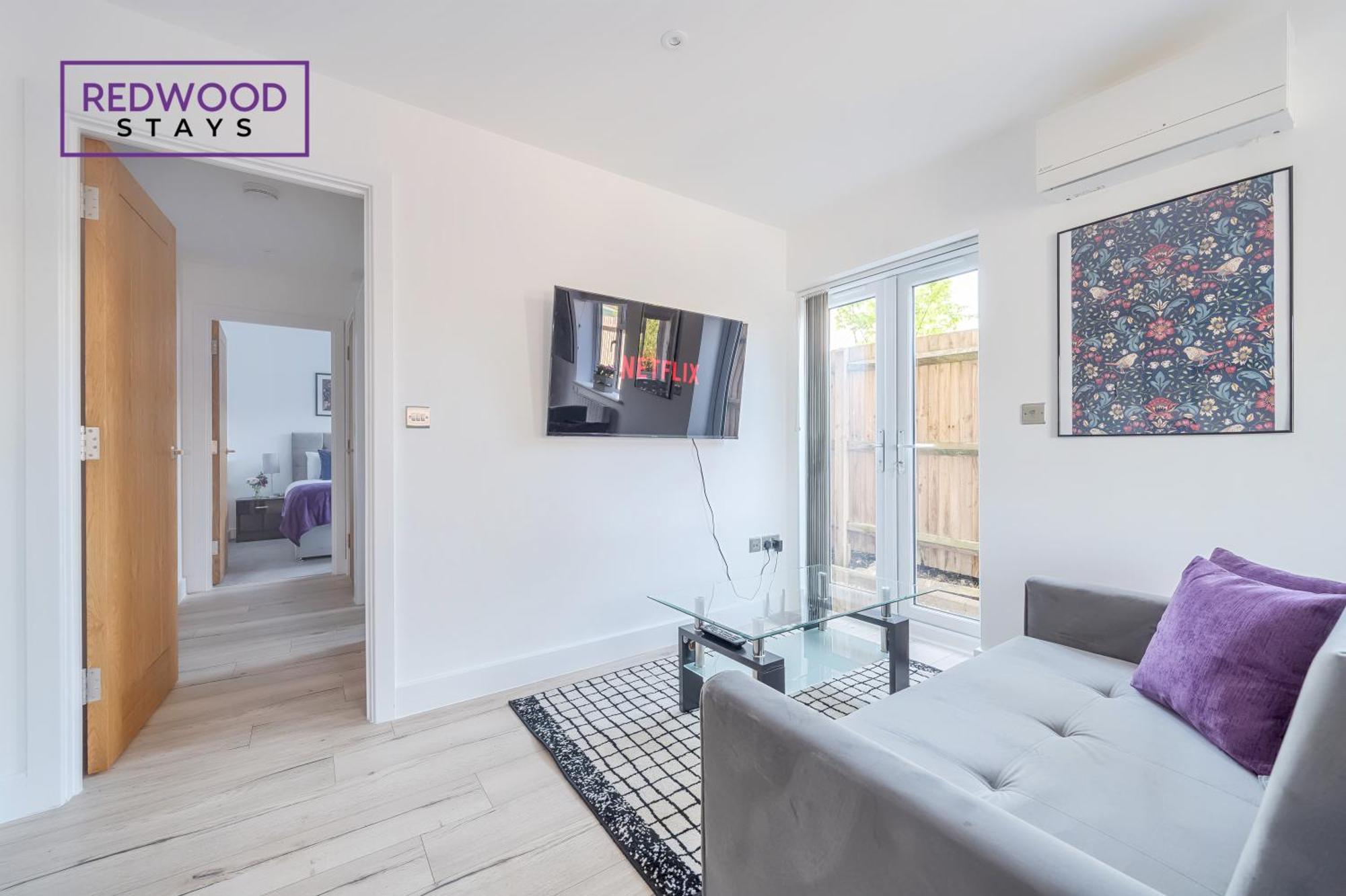 Modern Serviced Apartments For Contractors & Families With Free Parking, Wifi & Netflix By Redwood Stays บาซิงสโตค ภายนอก รูปภาพ