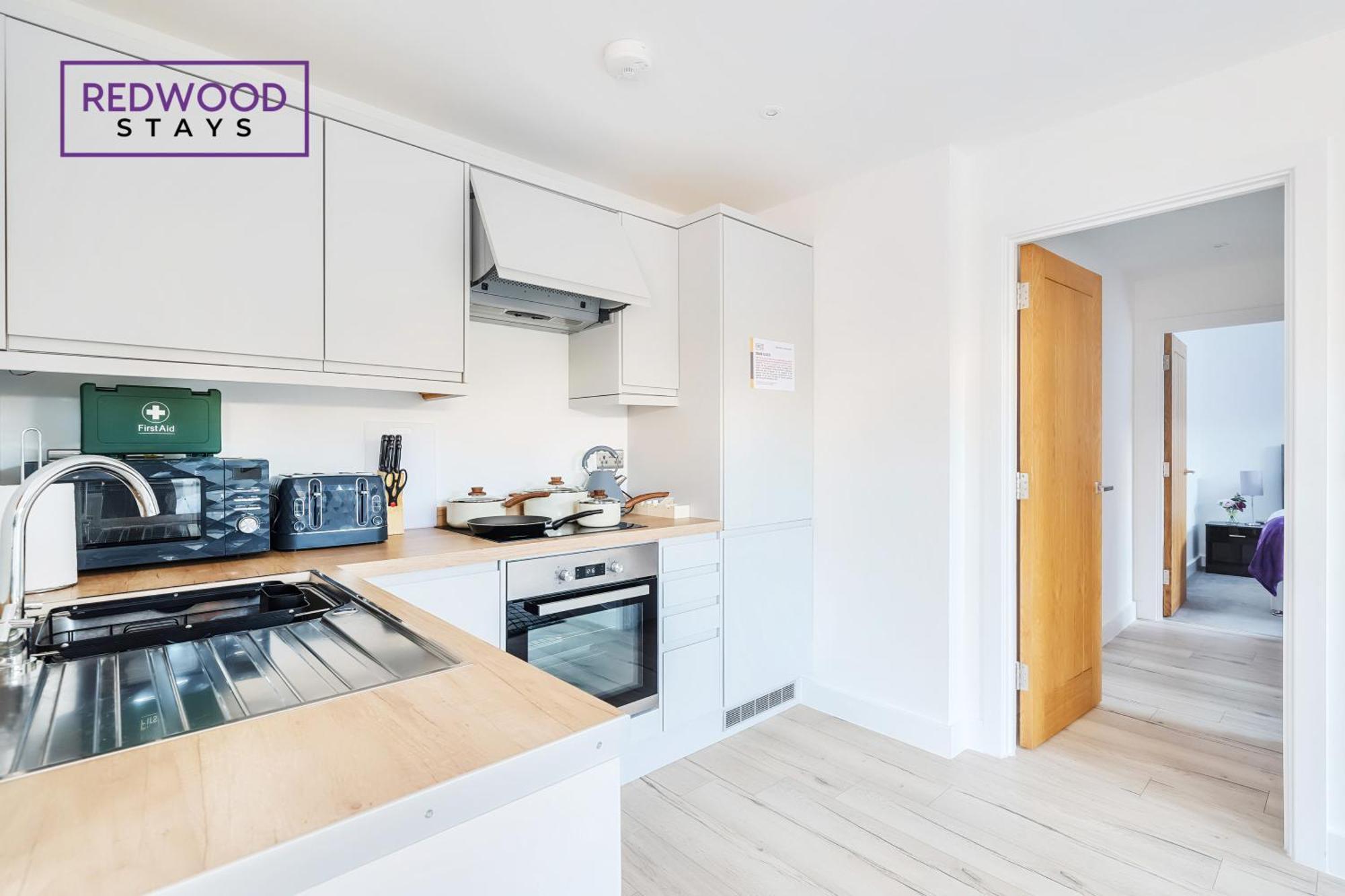 Modern Serviced Apartments For Contractors & Families With Free Parking, Wifi & Netflix By Redwood Stays บาซิงสโตค ภายนอก รูปภาพ