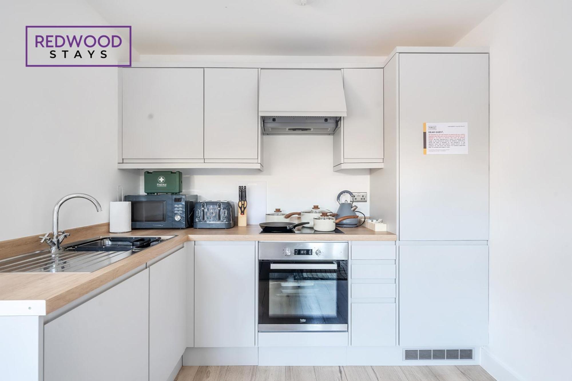 Modern Serviced Apartments For Contractors & Families With Free Parking, Wifi & Netflix By Redwood Stays บาซิงสโตค ภายนอก รูปภาพ