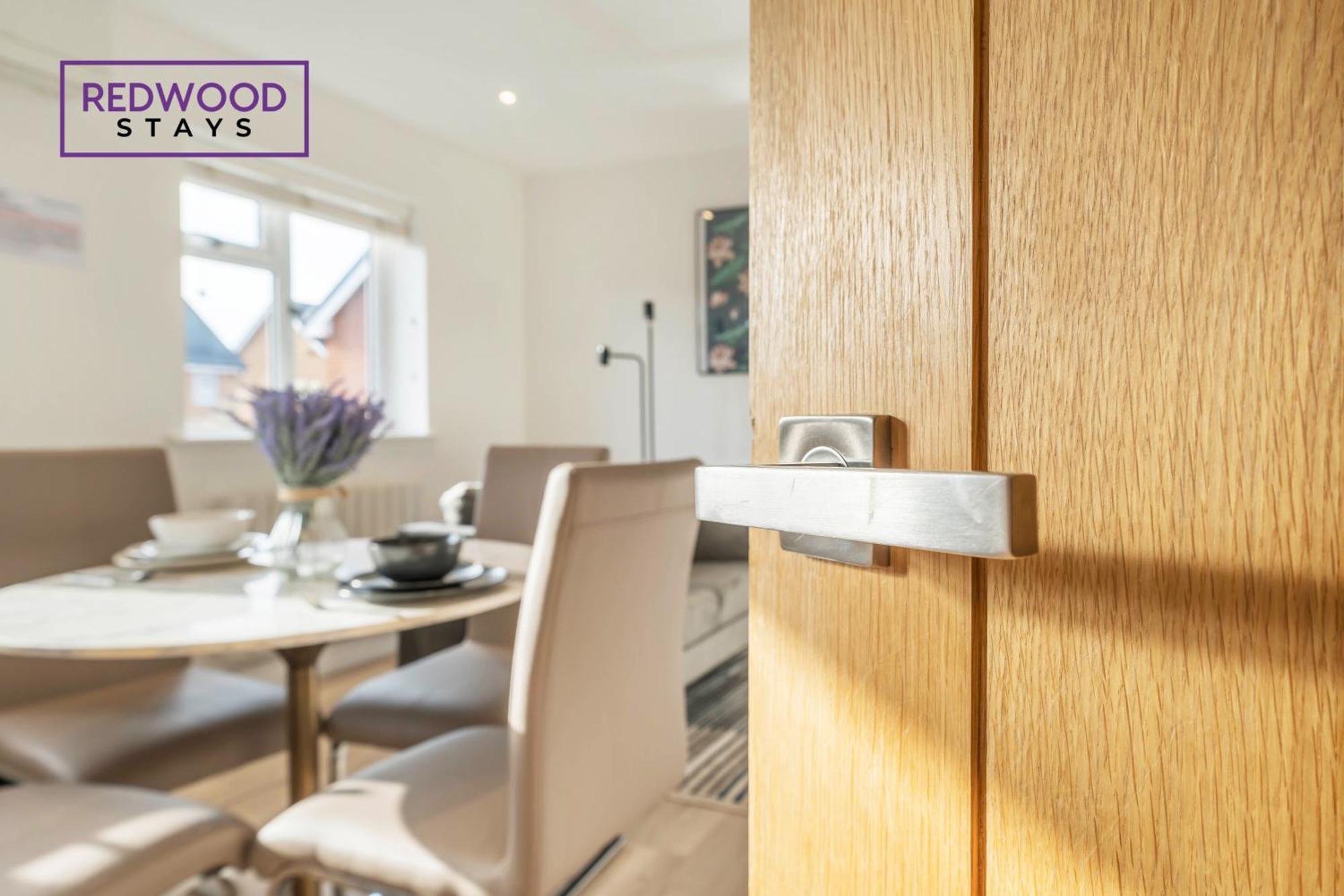Modern Serviced Apartments For Contractors & Families With Free Parking, Wifi & Netflix By Redwood Stays บาซิงสโตค ภายนอก รูปภาพ