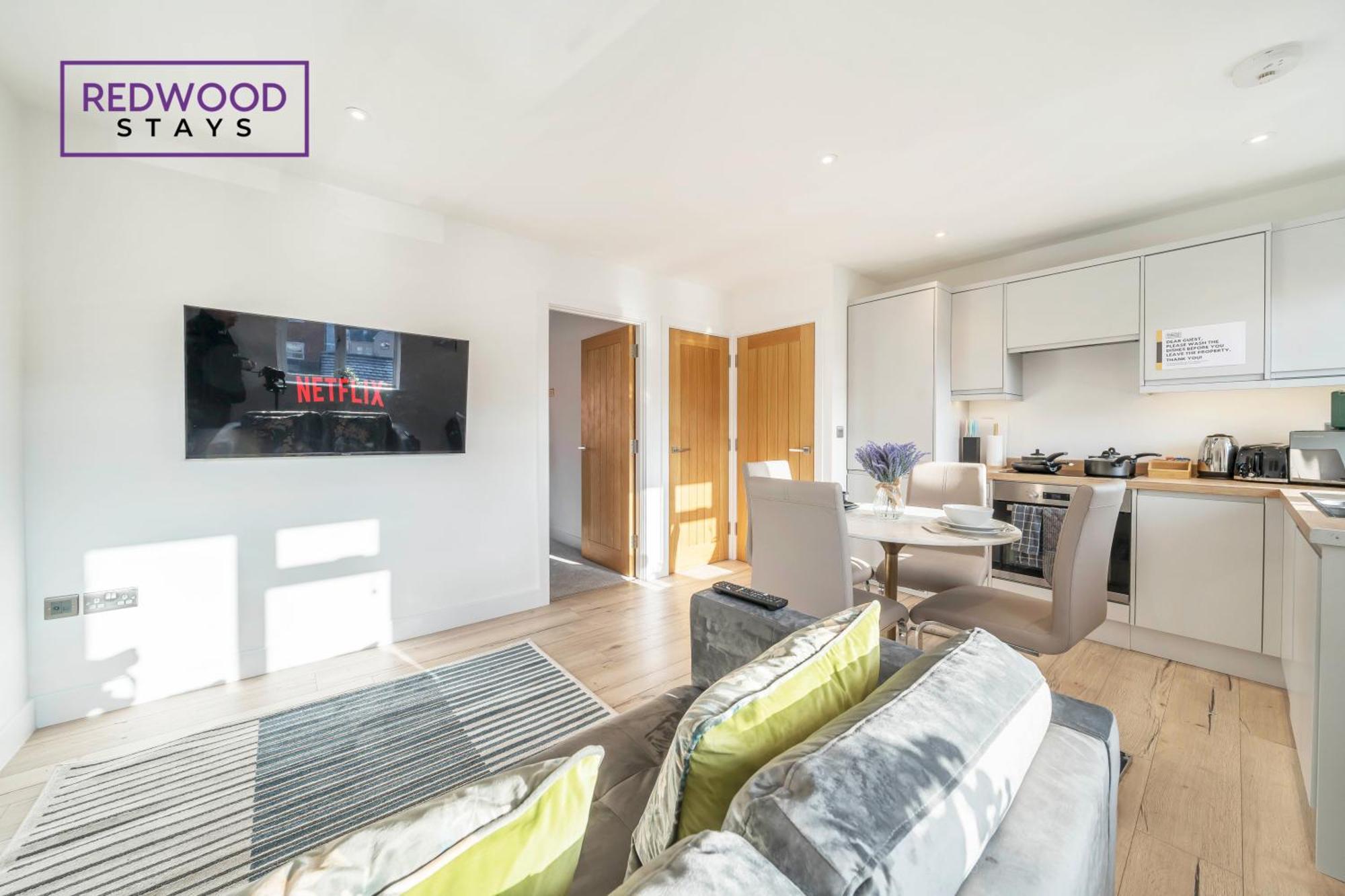Modern Serviced Apartments For Contractors & Families With Free Parking, Wifi & Netflix By Redwood Stays บาซิงสโตค ภายนอก รูปภาพ