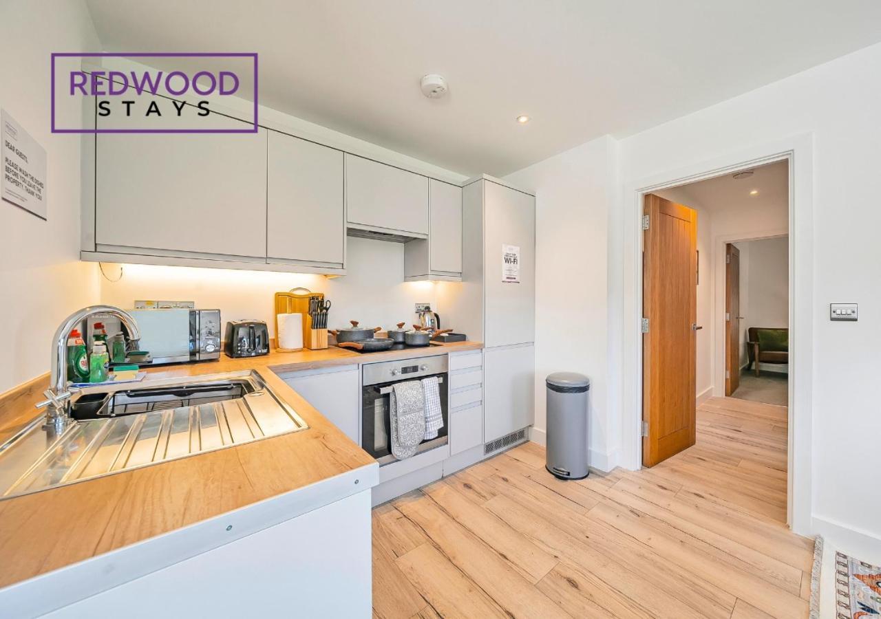 Modern Serviced Apartments For Contractors & Families With Free Parking, Wifi & Netflix By Redwood Stays บาซิงสโตค ภายนอก รูปภาพ