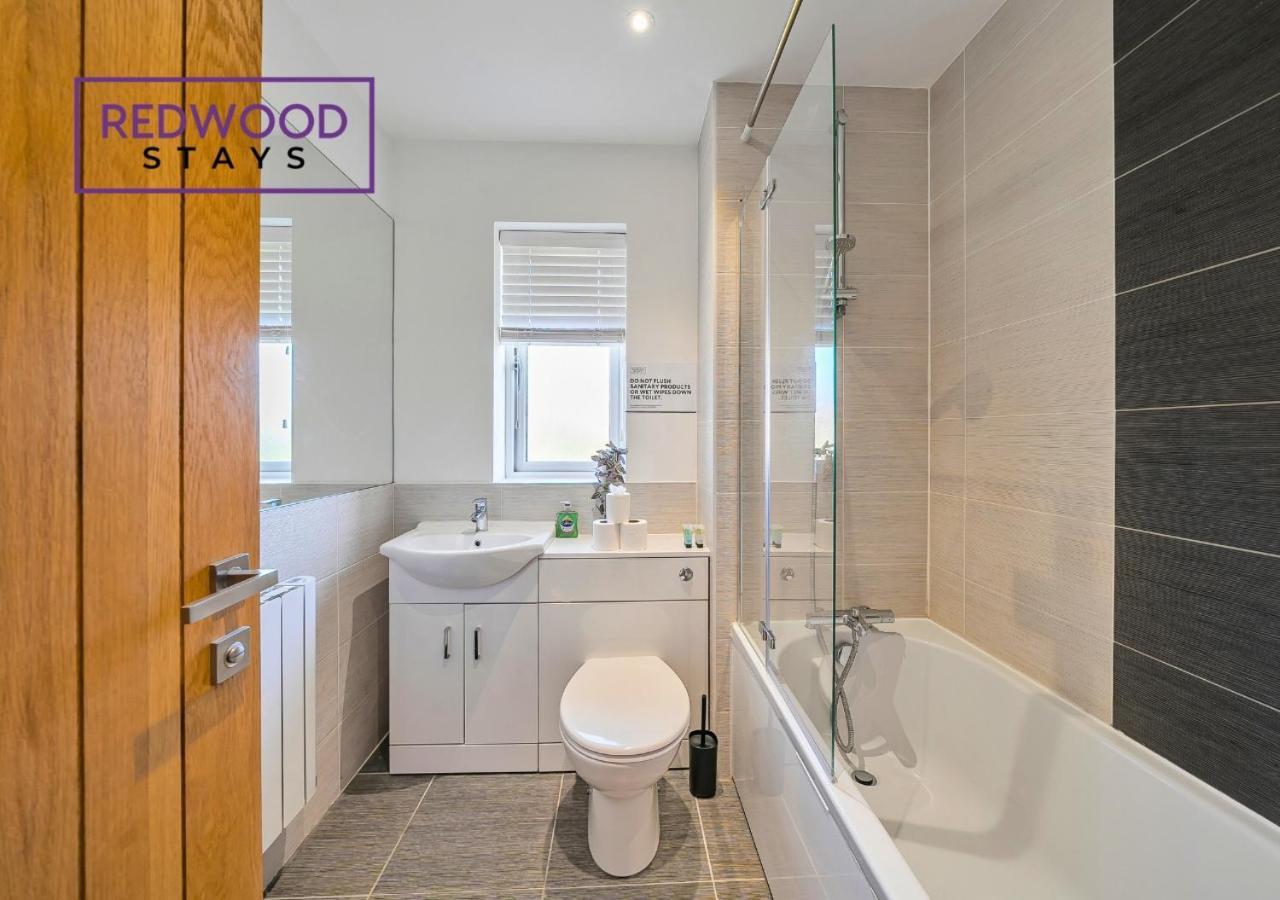 Modern Serviced Apartments For Contractors & Families With Free Parking, Wifi & Netflix By Redwood Stays บาซิงสโตค ภายนอก รูปภาพ