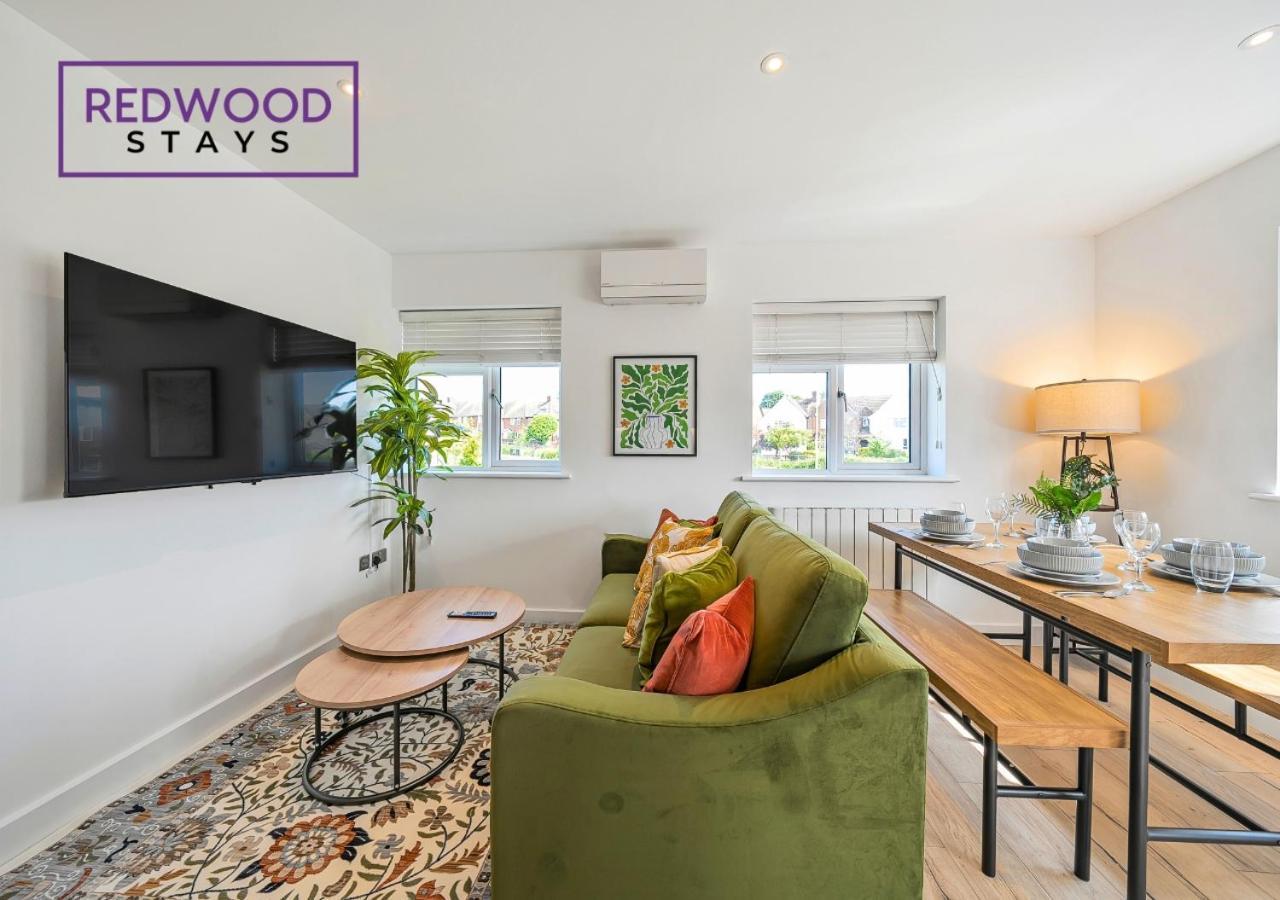 Modern Serviced Apartments For Contractors & Families With Free Parking, Wifi & Netflix By Redwood Stays บาซิงสโตค ภายนอก รูปภาพ