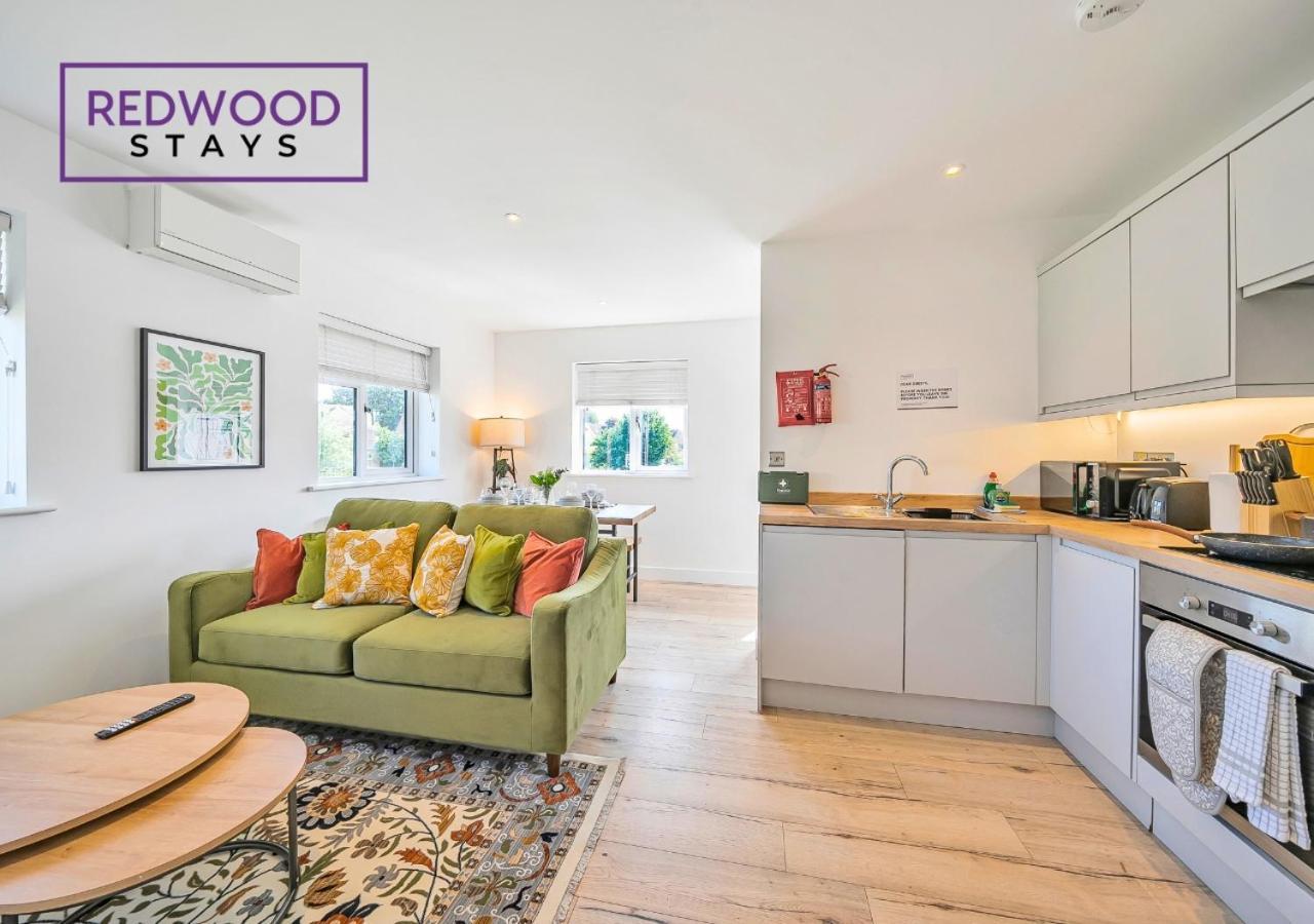 Modern Serviced Apartments For Contractors & Families With Free Parking, Wifi & Netflix By Redwood Stays บาซิงสโตค ภายนอก รูปภาพ